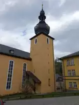 Ludwigstadt, Evangelisch-lutherische Pfarrkirche St. Michael, Turm im Kern sp�tmittelalterlich mit welscher Haube 1771/72, Langhaus mit Walmdach 1791/92 (14.04.2017)
