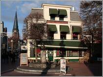 Vor dem Hotel Centraal in Almelo steht ein kleiner Brunnen. Aufnahmedatum: 09.12.2006