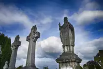 Grabsteine auf dem Glasnevin Cemetry in Dublin. Der Glasnevin Friedhof ist heute der historisch wichtigste und ebenso gr��te Friedhof in Irland. Er wurde im Jahr 1832 unter dem Namen Prespekt Cemetery gegr�ndet. Einst war er nicht mehr als ein kleiner Friedhof, doch f�r die Katholiken in Irland entwickelte er sich zu einem Triumph. Es war Anfang des 19. Jahrhunderts als sich die katholische Mehrheit des Landes an den Rand der Gesellschaft gedr�ngt sah. Die daraus resultierende Rangordnung setzte sich bis in den Tod hinein fort. Katholiken war es zu dieser Zeit nicht erlaubt, Beerdigungen gem�� ihrem Glauben abzuhalten.
Aufnahme: 10. Mai 2018.