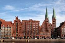 Fachwerk- und Backsteingeb�ude an der Untertrave in L�beck, �berragt von den T�rmen der St.-Marien-Kirche. Aufnahmedatum: 16.11.2006