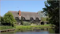 Flatford. The Granary hei�t dieses malerisch gelegene Haus am Ufer des Stour. 06.05.2018