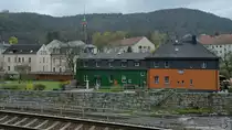 Freital-Hainsberg, aufgenommen Anfang April 2017 aus einem vorbeifahrenden Zug.