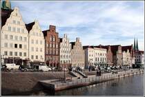 H�userfront an der Obertrave in L�beck, am rechten Bildrand �berragt von den T�rmen des Doms. Aufnahmedatum: 16.11.2006