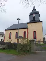 Effelter, Katholische Filialkirche St. Peter und Paul, Chorturmkirche, Kernbau sp�tmittelalterlich, Sakristei 16./17. Jahrhundert, Langhausverl�ngerung mit Walmdach 1809 (15.04.2017)