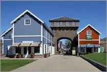 Lelystad. Einer der Eing�nge zum Outlet-Center Batavia Stad. 07.05.2018