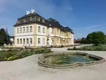 Veitsh�chheim, Schloss, ehemals Sommersitz der W�rzburger F�rstbisch�fe, erbaut von 1680 bis 1682 durch F�rstbischof Peter Philipp von Dernbach (15.08.2017)