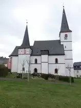 Grafengehaig, Ev. Hl. Geist Kirche, Dreischiffiger netzgew�lbter Hallenbau mit eingezogenem Chor, Westturm zu f�nf Geschossen, im n�rdlichen Chorwinkel Wehrturm, drittes Geschoss in Fachwerk, im Kern 13./14. Jahrhundert (15.04.2017)