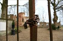 Kein Zugang zur Burgruine Empel bei Rees (NRW). Damit konnten wir Dank unserer Teleobjektive gut leben. Als eher unpassend empfanden wir die Art der Absicherung - Bauz�une,  Stachel- und Natodraht.