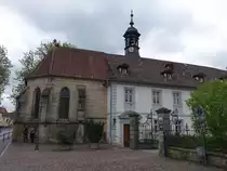 Kronach, Katholische Spitalkirche St. Anna, Langhaus zum Spitalgeb�ude des 18. Jahrhunderts, erbaut von 1464 bis 1467 (15.04.2017)