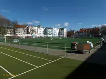 Hamburg am 20.3.2018: Sportanlage des Vereins „SV Uhlenhorst-Adler v. 1911/25 e.V.“  in Barmbek-S�d, rechts im Hintergrund die B�derland Bartholom�us-Therme /