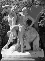 Eine historische Statue  Kentaur und Nymphe  aus dem Jahre 1901 des Zoologischen Gartens in Berlin-Mitte. (April 2018)