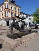 Arvika, Skulptur Fagelmannen von Liss Erikkson am Hauptplatz Torget (30.05.2018)