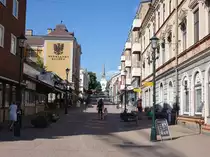 Arvika, Geb�ude in der Torsgatan mit Ausblick auf die Dreifaltigkeitskirche (30.05.2018)