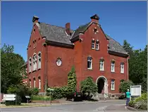 Neuhaus (Oste). Das ehemalige Amtsgerichtsgeb�ude wurde 1896 eingeweiht und bis 1973 als solches genutzt. Im Geb�ude befand sich bis 1970 auch ein kleines Gef�ngnis. Heute wird das Geb�ude privat genutzt. 06.06.2018