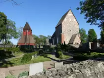 Uppsala, Gamla Kyrka, erbaut bis 1240, besteht aus einem gek�rzten Mittelturm und einem Chor mit Absiden (03.06.2018)