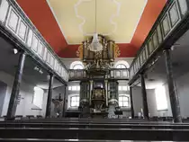 WINDECK-ROSBACH/SIEG-EVANGELISCHE SALVATORKIRCHE
1486 erstmals als Pfarrkirche benannt,wurde sie 1763-67 als barocke SAALKIRCHE errrichtet,wobei
der romanische Westturm als �ltester Teil aus dem 12./13. Jahrhundert stammt...
Hier am 26.6.2018 ein Bild vom Innenraum mit der f�r viele protestantische Kirchen typischen
Anordnung von ALTAR/KANZEL/ORGEL in einer Achse...
Bemerkenswert der Taufstein aus Andesit vom Anfang des 13. Jahrhunderts,der ORGEL,1767 von
FRANZ GEORG NOHL mit mittlerweile vollst�ndig renoviertem Innenleben,erbaut und dem f�r evangelische
Kirchen eher seltenen Kruzifix mit dem lebensgro�en Corpus des Gekreuzigten aus dem 16.Jahrhundert-
ein beeindruckender Kirchenraum...













