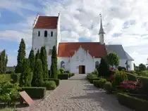Ullerslev, romanische Ev. Kirche, erbaut ab 1200, gotischer Kirchturm (06.06.2018)