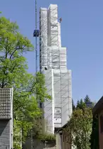 Nicht Christo, sondern Handwerker als Verpackungsk�nstler der St. Bartholom�uskirche in Kirspenich - 04.05.2018