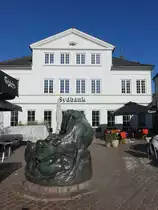 Faaborg, Skulptur vor dem Geb�ude der Svedbank am Torvet (06.06.2018)