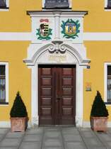 Stadtwappen und s�chsisches Wappen von 1703 �ber der Pforte am Rathaus in Neustadt (Sachsen); 27.02.2008
