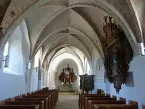 Skanderborg, Kanzel und Altar in der Ev. Kirche, romanische Kalkmalereien auf der linken Seite (07.06.2018)