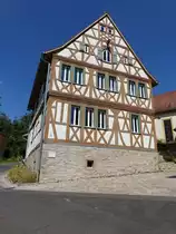 Zell, altes Pfarrhaus in der Friedhofstra�e, Zweigeschossiges Fachwerkhaus mit Satteldach, Zierfachwerk, erbaut 1604 (07.07.2018)
