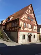 Sulzthal, Gasthaus zum Hirschen in der Buggasse, Zweigeschossiger giebelst�ndiger Satteldachbau mit massivem Erdgeschoss, Fachwerkobergeschoss und -giebel, erbaut 1551 (07.07.2018)