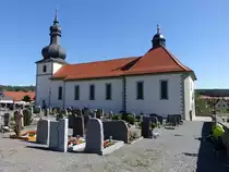 Strahlungen, Pfarrkirche St. Nikolaus, Verputzter Massivbau, gedrungener Chorturm 13. Jahrhundert mit Turmobergeschoss und barocker Zwiebelhaube von 1721, barockes Langhaus mit Satteldach 1742 (07.07.2018)