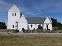 �ls�, romanische Ev. Kirche, erbaut aus Kreide- und Feldstein, Kirchturm von 1450, Waffenhaus erbaut 1609 (07.06.2018)