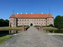 Schloss Voergard, Renaissance Herrensitz aus Backstein, Nordfl�gel erbaut 1520 f�r den Bischof Stygge Krumpen, Ostfl�gel erbaut von 1586 bis 1591, heute Museum mit der Kunstsammlung des Grafen Overbeck Clausen (08.06.2018)
