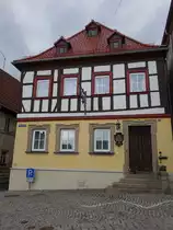 Kronach, Wohnhaus am Martinsplatz, Zweigeschossiger Walmdachbau mit Fachwerkobergeschoss, im Kern sp�tmittelalterlich, Erneuerungen 18./19. Jahrhundert (15.04.2017)