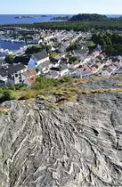 Blick �ber die Stadt Mandal, die s�dlichste Stadt Norwegens. Sie liegt 45 Kilometer westlich von Kristiansand an der M�ndung des Flusses Mandalselva in die Nordsee. Aufnahme: 1. Juli 2018.
