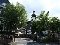 DAADEN/WESTERWALD-ORTSMITTE MIT EV. BAROCKKIRCHE
Gepr�gt von sch�nen Fachwerkh�usern und vor allem der 1722-24 neu errichteten Barockkirche,
einer der sch�nsten im Westerwald,zeigt sich hier am 17.7.2018 der Ortsmittelpunkt......