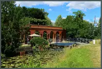 Die Insel Stein wurde im 18 Jahrhundert nach Pl�nen von F�rst Leopold III. Friedrich Franz von Anhalt-Dessau errichtet und ist gepr�gt von italienischen Einfl�ssen. Neben der zu sehenden Villa Hamilton gibt es auf der Insel auch einen k�nstlichen Vulkan.