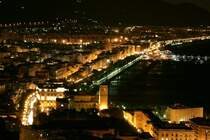 Ob Tag oder Nacht. Eine Fahrt auf der Autostrada oberhalb von Salerno ist ein Erlebnis. Hier wurden einige Rastpl�tze mit Aussichtspunkten auf die Stadt eingerichtet.
