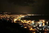 Ob Tag oder Nacht. Eine Fahrt auf der Autostrada oberhalb von Salerno ist ein Erlebnis. Hier wurden einige Rastpl�tze mit Aussichtspunkten auf die Stadt eingerichtet.