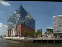Hamburg am 15.5.2018: Blick von einer Hafenf�hre auf die Elbphilharmonie /