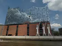 Hamburg am 15.5.2018: Blick von einer Hafenf�hre auf die Elbphilharmonie /