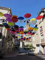 Brive-la-Gaillarde, bunte Regenschirme �ber der Rue du Docteur Massenat (22.07.2018)
