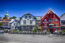 Holzh�user am Skagenkaien in der norwegischen Hafenstadt Stavanger. Links im Bild ist der Valberst�rnet zu sehen. Das weisse Haus beherbergt das d�nische Konsulat. Im roten Haus rechts ist das Restaurant Skagen. Aufnahme: 3. Juli 2018.