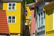 Bergen - Norwegen: Farbige H�user in der Gasse Gr�nnesmauet. Aufnahme: 11. Juli 2018.
