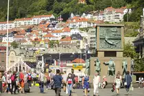 Blick auf Bergen Zentrum in n�rdlicher Richtung. Das Foto ist inder Fu�gang�ngerzone Torgallmenningen aufgenommen. Aufnahme: 10. Juli 2018.