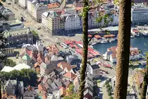 Bergen - Norwegen: Das Viertel um Target vom Fl�ysvingene im Wald bei Fl�yen aus gesehen. Aufnahme: 11. Juli 2018.