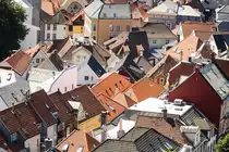 Norwegen - Blick �ber die Ziegeld�cher in bergen vom Aussichtspunkt Skansen. Aufnahme: 11. Juli 2018.