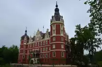 Das Neue Schloss im F�rst-P�ckler-Park Bad Muskau.  Am 12.05.2018
Der F�rst-P�ckler-Park Bad Muskau, ein Landschaftspark in der Oberlausitz. Mit einer Gesamtfl�che von 830 Hektar. Sch�pfer Hermann F�rst von P�ckler-Muskau ist das Neue Schloss Muskau. Der im Weltkulturerbe befindliche Park ist das einzige s�chsische Welterbe und eine der wenigen staaten�bergreifenden Welterbest�tten. 
