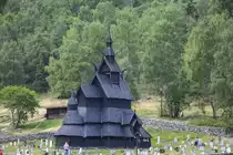 Die Burgund Stabkirche in Norwegen liegt abseits von Siedlungen und war Sammelpunkt f�r die Bauern aus der weiteren Umgebung. Aufnahm: 17. Juli 2018.