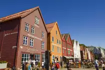 Seit 1979 steht das Hanseviertel Bryggen mit seinen etwa 60 Geb�uden auf der Liste des Weltkulturerbes der UNESCO und gilt als bedeutendste historische Sehensw�rdigkeit Bergens.
Aufnahme: 10. Juli 2018.