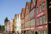 Das Hanseviertel Bryggen (norwegisch, dt. Landungsbr�cke, Kai) oder Tyskebryggen (Deutsche Br�cke) besteht aus den ehemaligen Handelskontoren der Hanse in Bergen/Norwegen. Die Hansekontore nehmen die ganze Ostseite der Bucht V�gen ein. Aufnahme: 10. Juli 2018.
