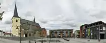 Kirchplatz in Meckenheim mit Gesch�ftsh�usern und der Kirche  St. Johannes der T�ufer  - 28.04.2018
