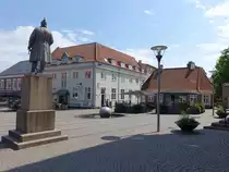Varde, Denkmal und Rathauscafe am Hauptplatz Torvet (09.06.2018)
